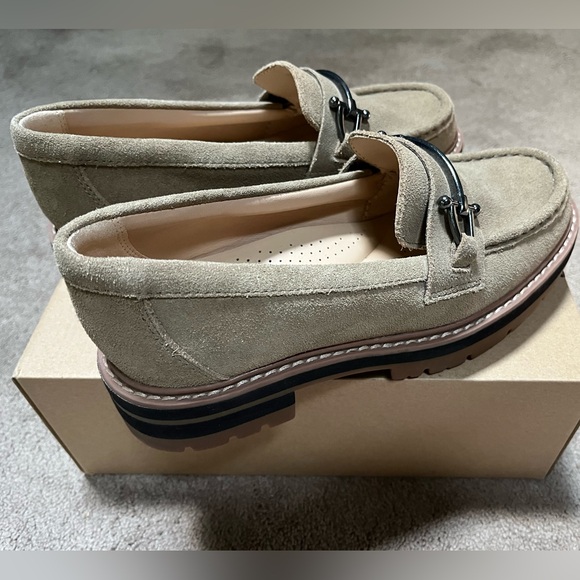 Clarks Women’s size 7 flat/loafer, tan suede, worn once - Picture 3 of 7